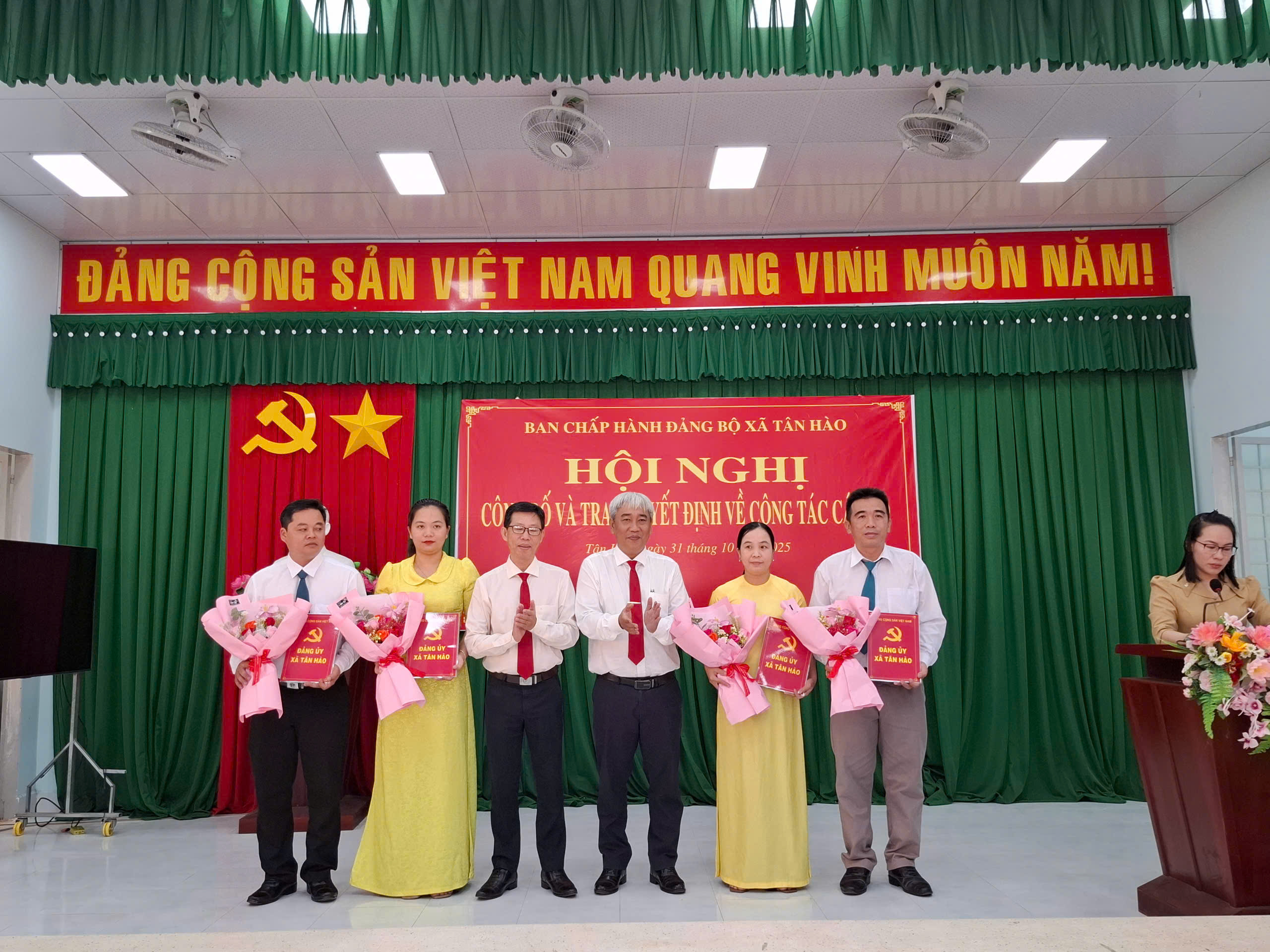 Ban Thường vụ Đảng ủy trao quyết định chỉ định Ủy viên Ban chấp hành Đảng bộ xã Tân Hào nhiệm kỳ 2025-2030