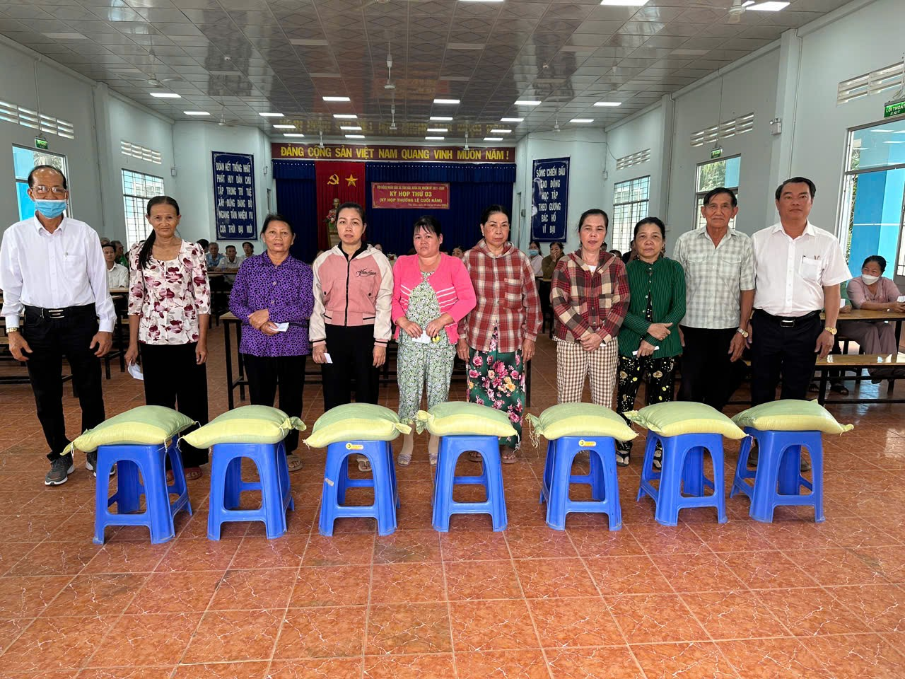 ÔNG NGUYỄN VĂN SA – THÀNH PHỐ HỒ CHÍ MINH TẶNG 3 TẤN GẠO CHO BÀ CON HỘ NGHÈO, CHÍNH SÁCH KHÓ KHĂN TRÊN ĐỊA BÀN XÃ TÂN HÀO, TỈNH VĨNH LONG