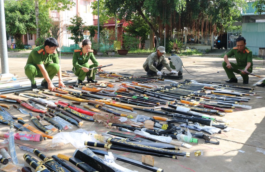 Đẩy mạnh công tác tuyên truyền, vận động người dân giao nộp vũ khí, vật liệu nổ, công cụ hỗ trợ