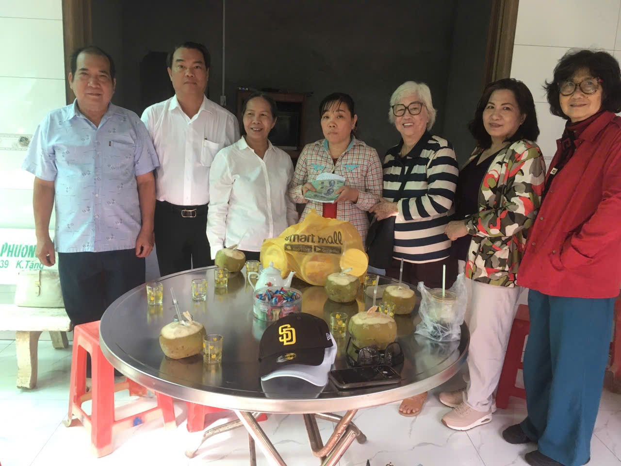 Nhóm Luật sư Thiện nguyện Thành phố Hồ Chí Minh tặng 30.000.000 đồng cho em Đặng Phi Long ở xã Tân Hào bị bệnh Ung thư Xương