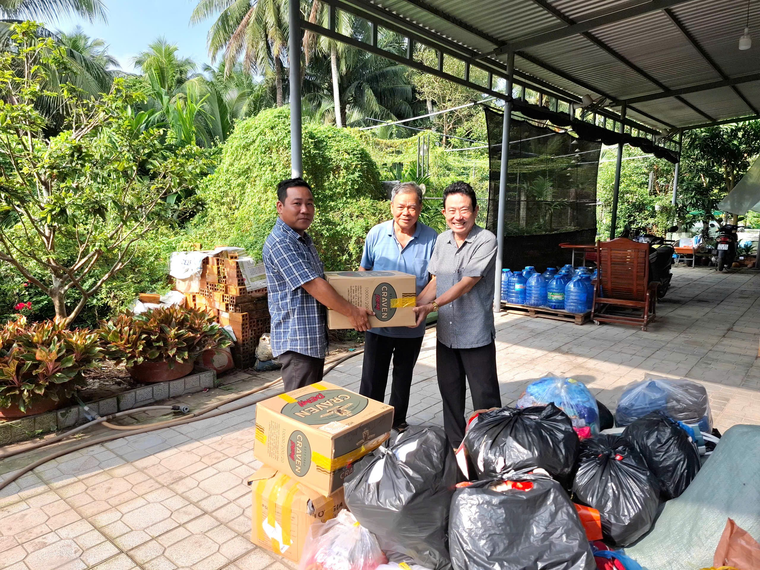 Ông Võ Thành Hạo – Nguyên Bí thư tỉnh ủy Bến Tre và ông Lê Thanh Tòng – Nguyên Phó Ban Tuyên giáo và Dân vận huyện ủy Giồng Trôm vận động hỗ trợ cho bà con Phú Yên
