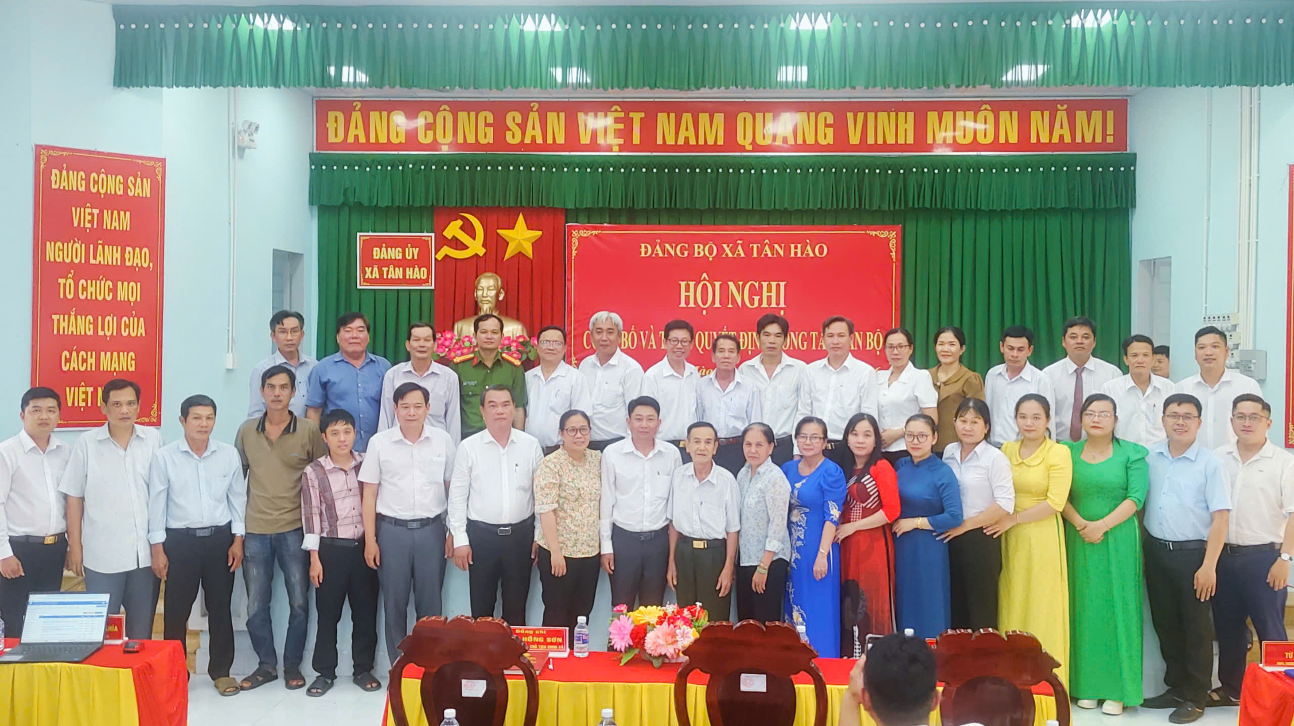 ĐẢNG BỘ XÃ TÂN HÀO TỔ CHỨC HỘI NGHỊ CÔNG BỐ VÀ TRAO QUYẾT ĐỊNH VỀ CÔNG TÁC CÁN BỘ


