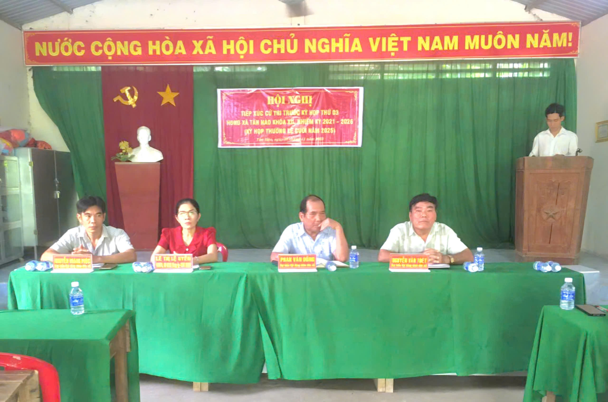 Tổ đại biểu Hội đồng nhân dân số 03 xã Tân Hào tiếp xúc cử tri trước kỳ họp lần thứ ba tại ấp Giồng Đồng