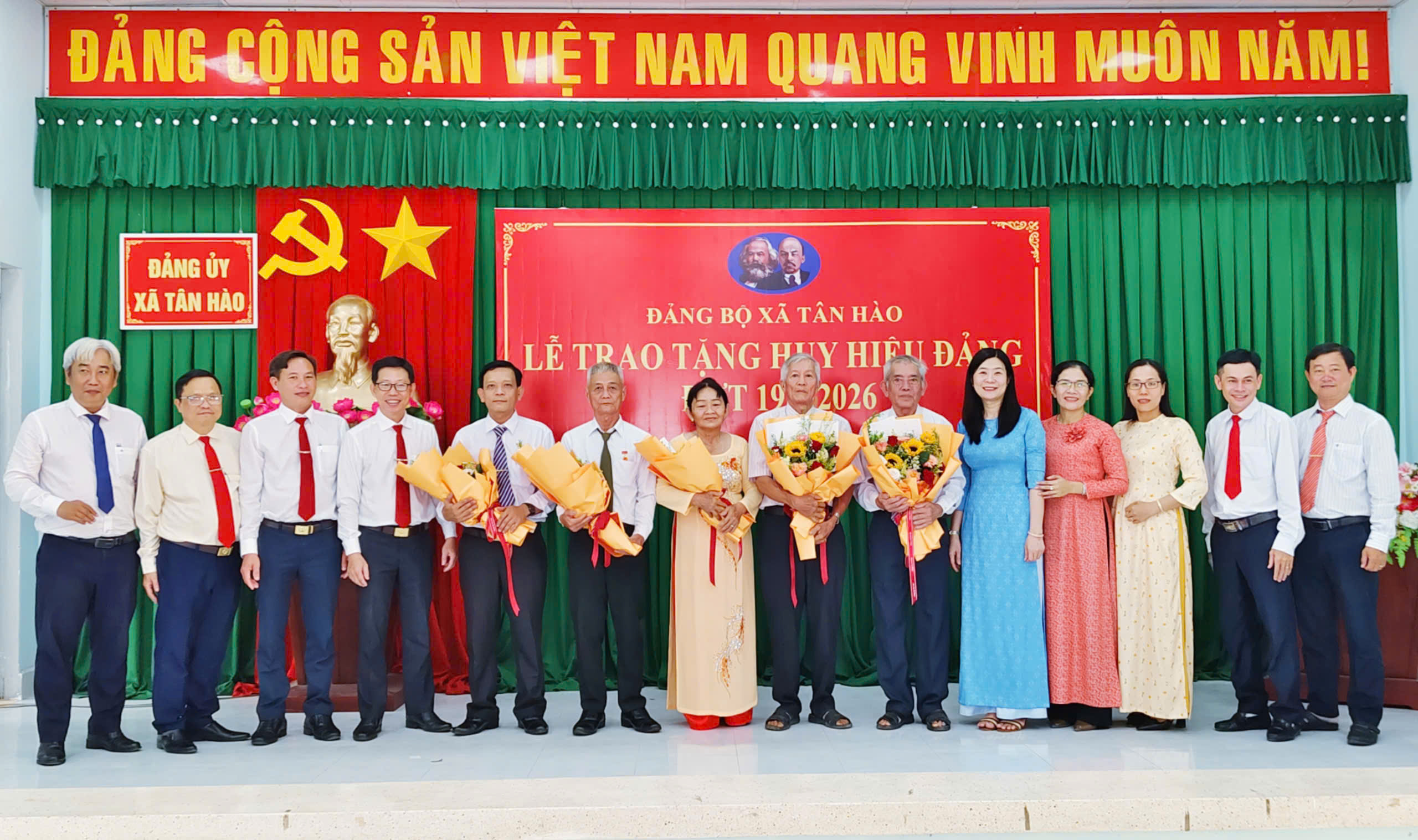 TÂN HÀO LONG TRỌNG TỔ CHỨC LỄ TRAO TẶNG HUY HIỆU ĐẢNG ĐỢT 19/5/2026