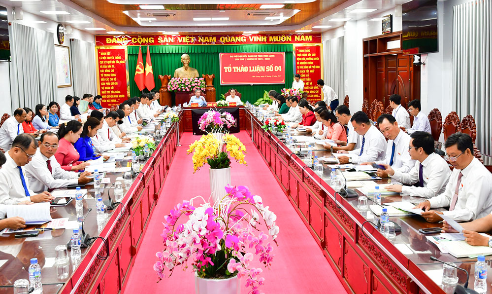 Các tổ đại biểu thảo luận Văn kiện Đại hội đại biểu Đảng bộ tỉnh Vĩnh Long lần thứ I