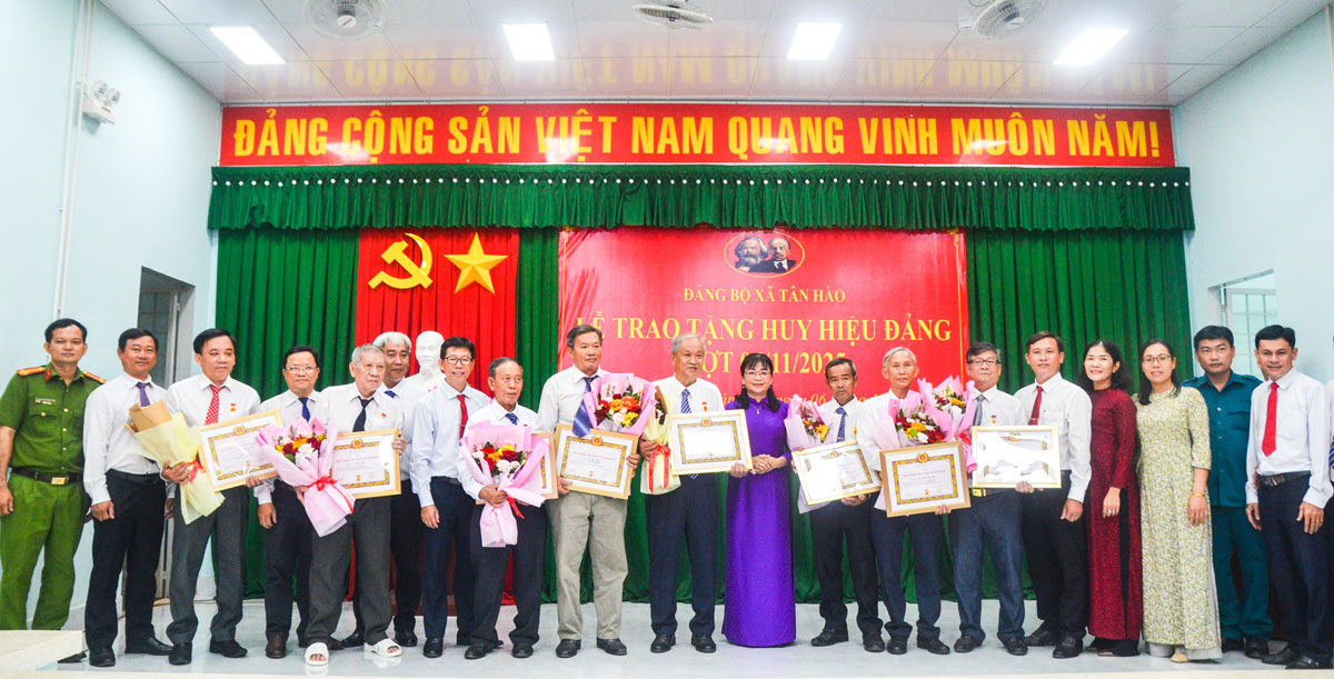 Trao Huy hiệu Đảng đợt 7/11 cho đảng viên tại các xã Giồng Trôm, Ba Tri, Tân Hào