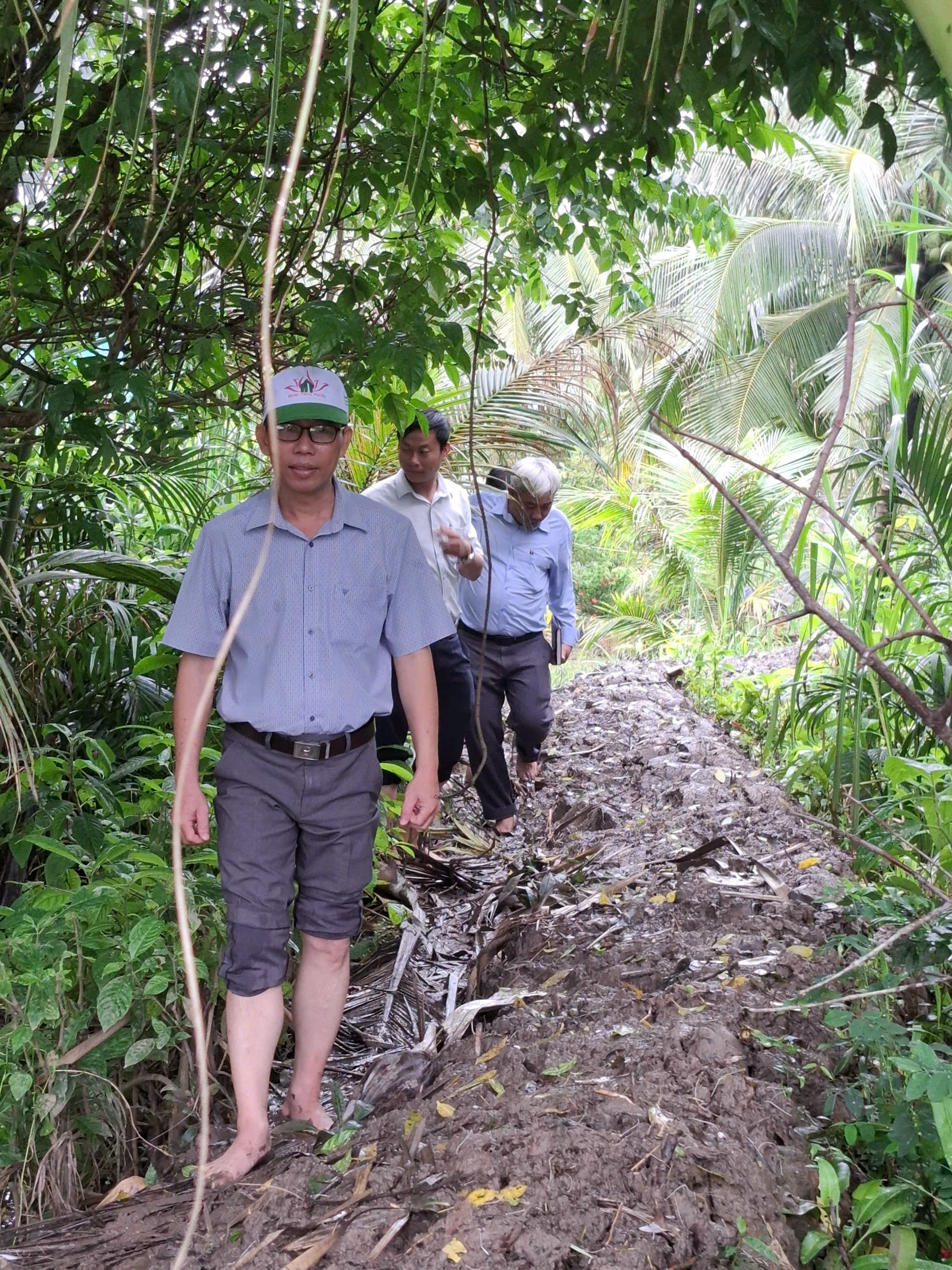 Lãnh đạo Đảng ủy, Ủy ban nhân dân xã khảo sát tình hình ấp Quí Điền A