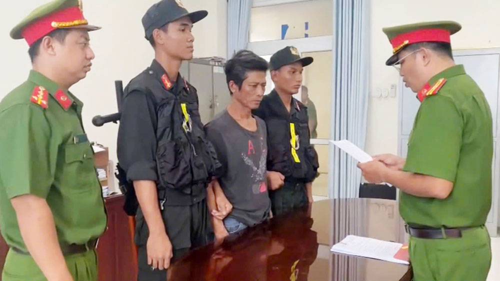 Khởi tố, bắt tạm giam đối tượng chống người thi hành công vụ và gây rối trật tự công cộng