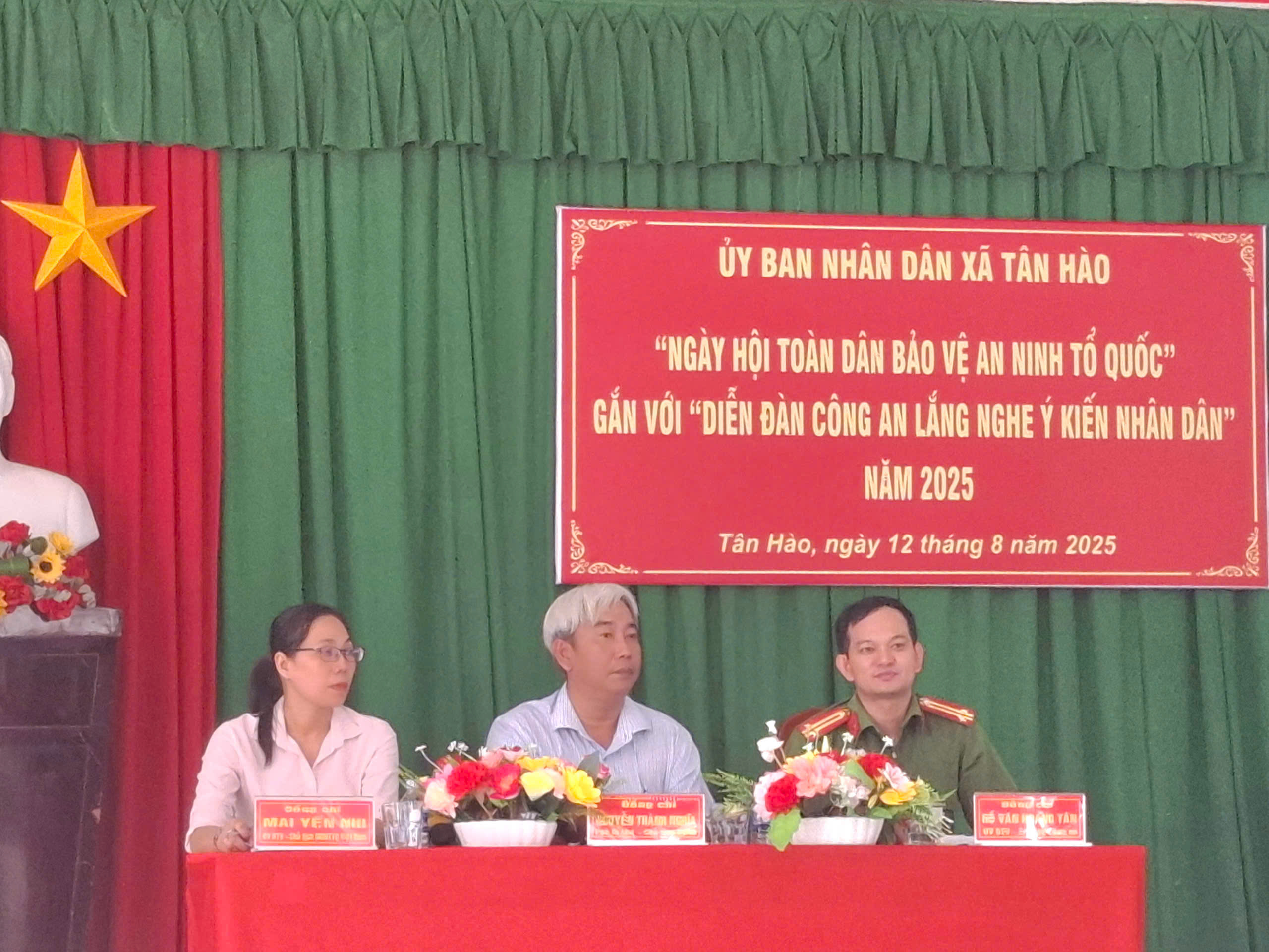 Bí thư Đảng ủy, Chủ tịch HĐND xã Đặng Hồng Sơn và Chủ tịch Ủy ban nhân dân xã Nguyễn Thành Nghĩa tham dự Ngày hội  "Toàn dân bảo vệ an ninh tổ quốc" gắn với diễn đàn "Công an lắng nghe ý kiến nhân dân" năm 2025