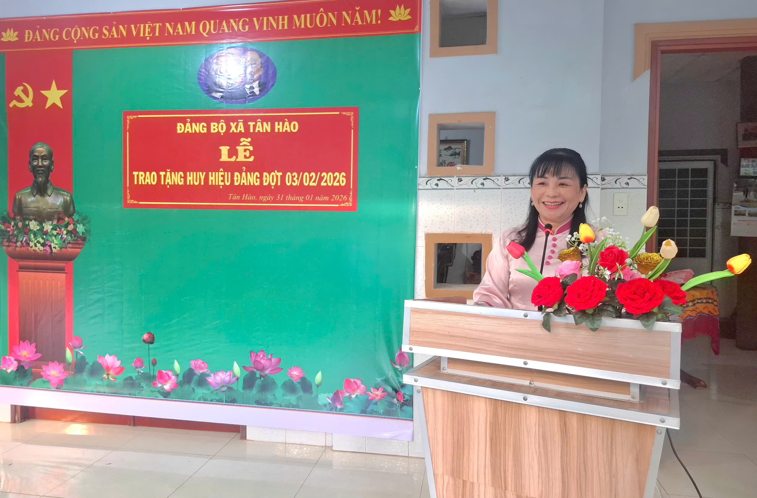 TÂN HÀO TRAO HUY HIỆU 55 NĂM TUỔI ĐẢNG TẠI NHÀ CHO ĐẢNG VIÊN NGUYỄN THỊ CHÈ (NGUYỄN THỊ MAI)

