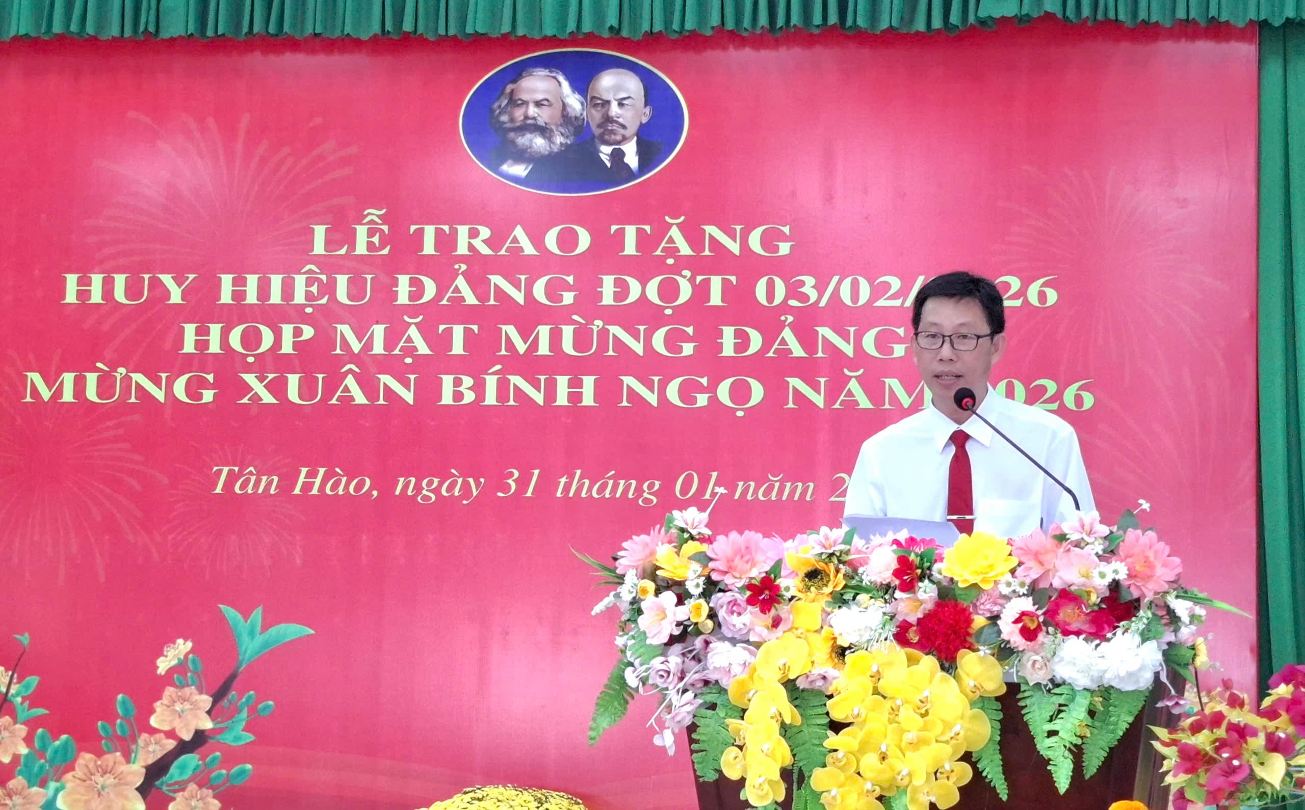 XÃ TÂN HÀO TRAO TẶNG HUY HIỆU ĐẢNG ĐỢT 03/02/2026 VÀ HỌP MẶT MỪNG ĐẢNG, MỪNG XUÂN BÍNH NGỌ NĂM 2026