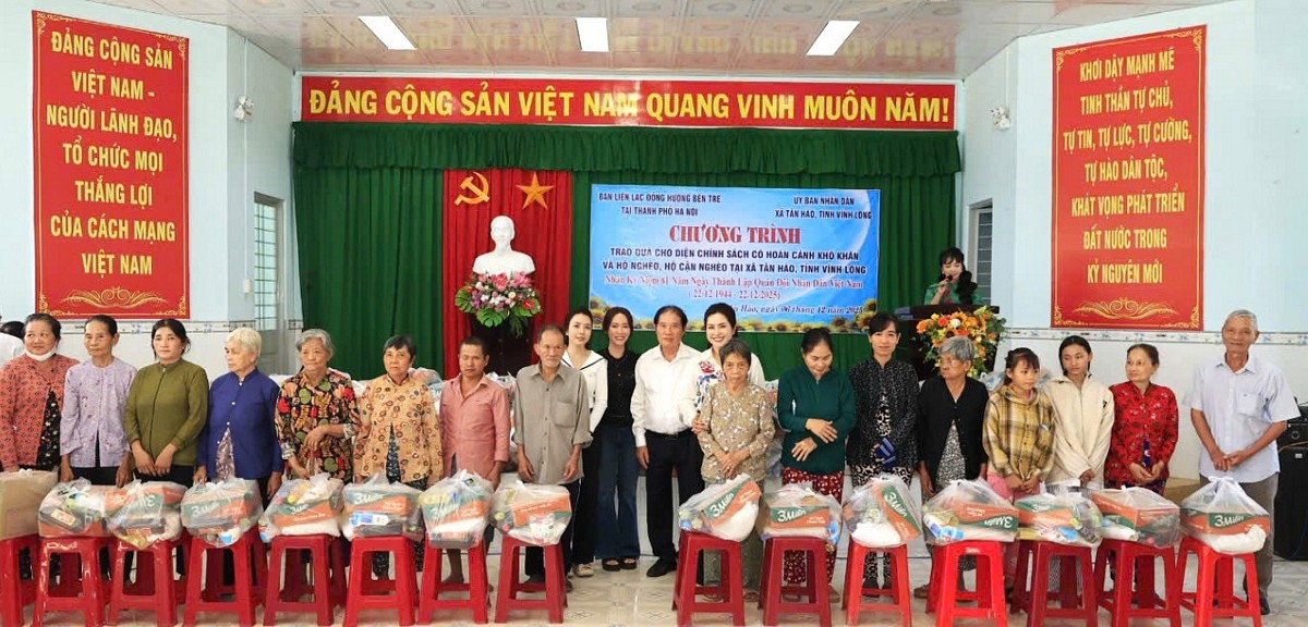 HỘI ĐỒNG HƯƠNG BẾN TRE TẠI HÀ NỘI TẶNG 500 PHẦN QUÀ  CHO HỘ CHÍNH SÁCH, HỘ NGHÈO, HỘ CẬN NGHÈO TRÊN ĐỊA BÀN XÃ TÂN HÀO, TỈNH VĨNH LONG
