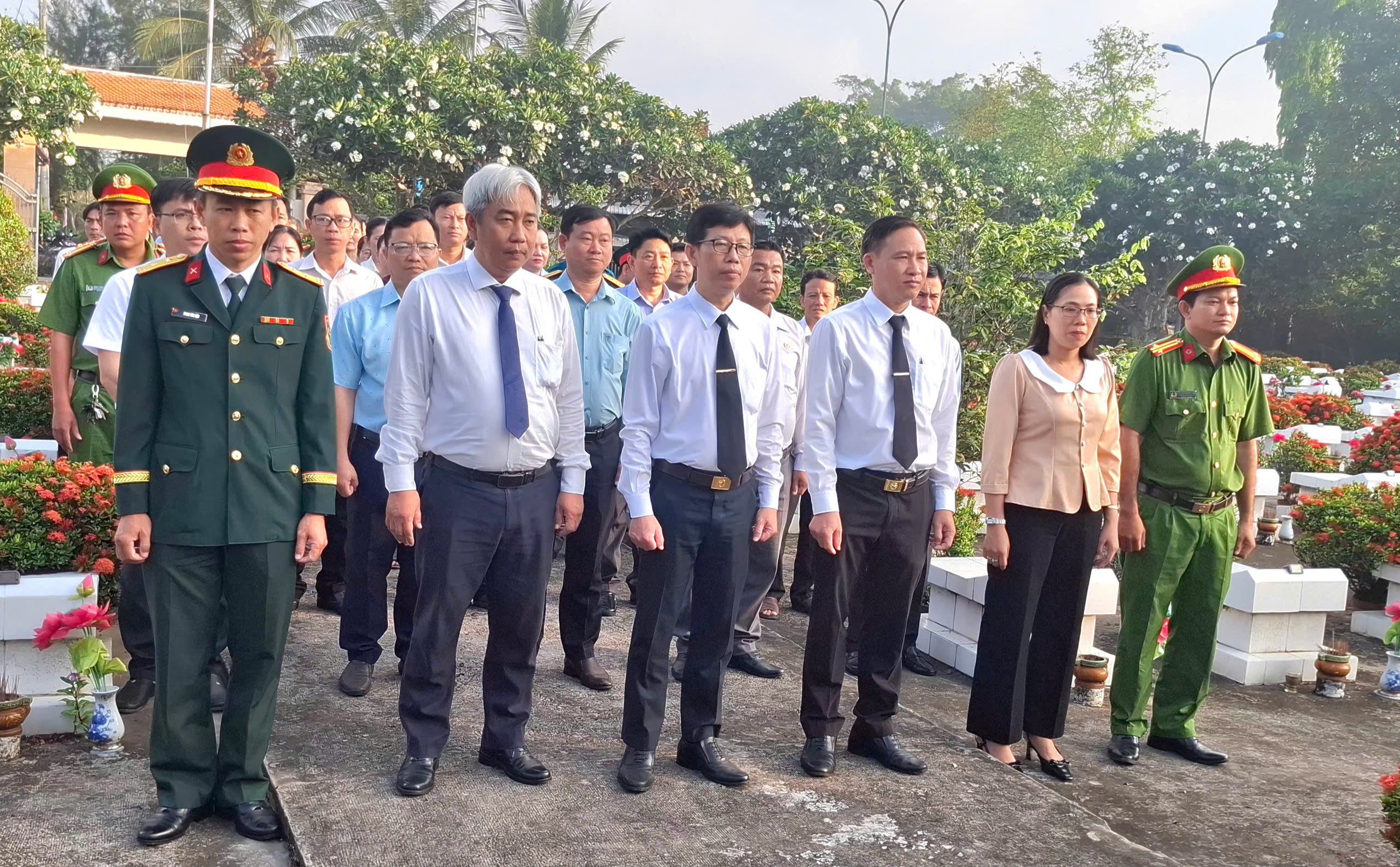TÂN HÀO LONG TRỌNG TỔ CHỨC LỄ VIẾNG NGHĨA TRANG LIỆT SĨ MIẾU ĐIỀN, ĐỀN THỜ TRUNG TƯỚNG ĐỒNG VĂN CỐNG, ĐỀN THỜ NHÀ THƠ YÊU NƯỚC PHAN VĂN TRỊ, BIA LƯU NIỆM GÒ TRANH VÀ ĐỀN THỜ LIỆT SĨ XÃ NHÂN DỊP KỶ NIỆM 51 NĂM NGÀY GIẢI PHÓNG MIỀN NAM, THỐNG NHẤT ĐẤT NƯỚC (30/4/1975 - 30/4/2026).